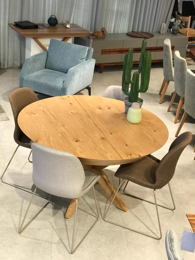 שולחן עץ עגול עם ארבעה כיסאות בחדר מרוהט